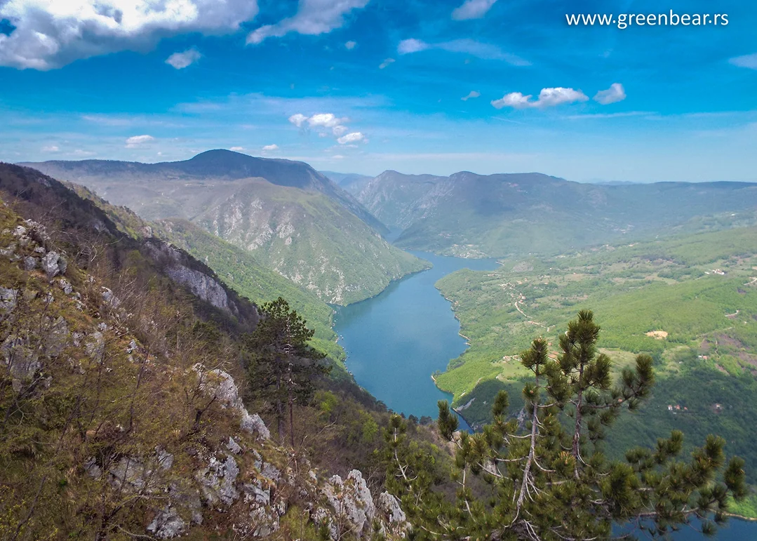 Pogled na kanjon Drine i jezero Perućac