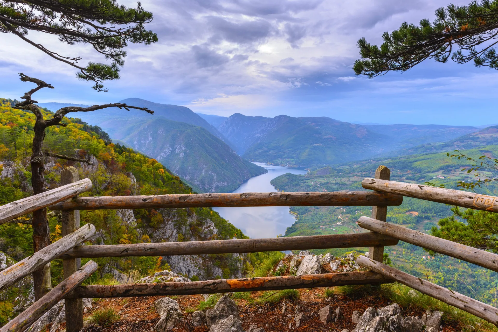Pogled na kanjon Drine i jezero Perućac